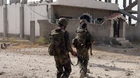 Des soldats syriens avancent dans la ville de Qousseir, à la recherche de rebelles, le 23 mai dernier.