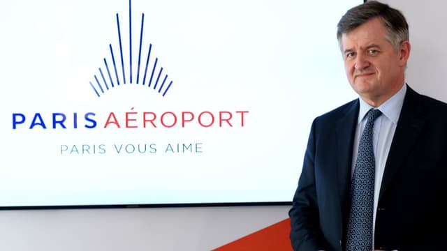 Le PDG d'Aéroports de Paris, Augustin de Romanet, présente le nouveau logo du groupe, le 14 avril 2016.