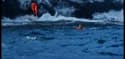 Alison Teal surfe à côté d'un volcan en éruption