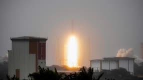 La fusée Ariane 6 a décollé depuis la Guyane française, pour son premier vol commercial, lourd d'enjeux pour la souveraineté spatiale européenne.