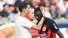Dino Toppmöller saluant Randal Kolo Muani après sa sortie du terrain, le 20 août 2023, à Francfort