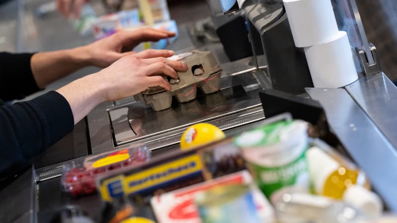En Italie, le licenciement d'une caissière de supermarché qui n'a pas payé une bouteille de lessive à 2,90 euros fait polémique