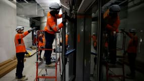 Des employés travaillent sur les quais de la ligne 14 du métro parisien prolongée jusqu'à l'aéroport d'Orly, le 13 juin 2023 