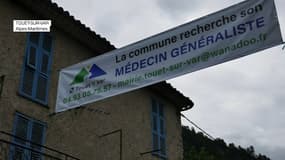 Une banderole pour chercher son médecin dans la ville de Touet-sur-Var (Alpes-Maritimes)