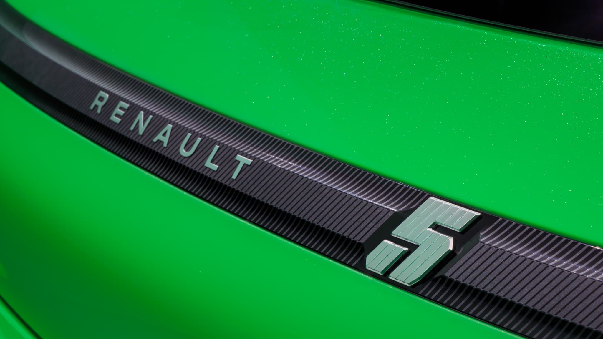 A l'arrière de la nouvelle R5, point de losange, mais un Renault écrit en toutes lettres et un petit logo "5" spécifique.