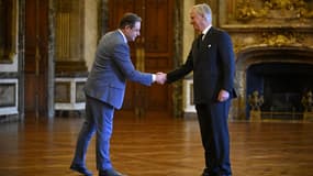 Le roi Philippe de Belgique, à droite, serre la main du nouveau Premier ministre belge Bart De Wever, le 3 février 2025 