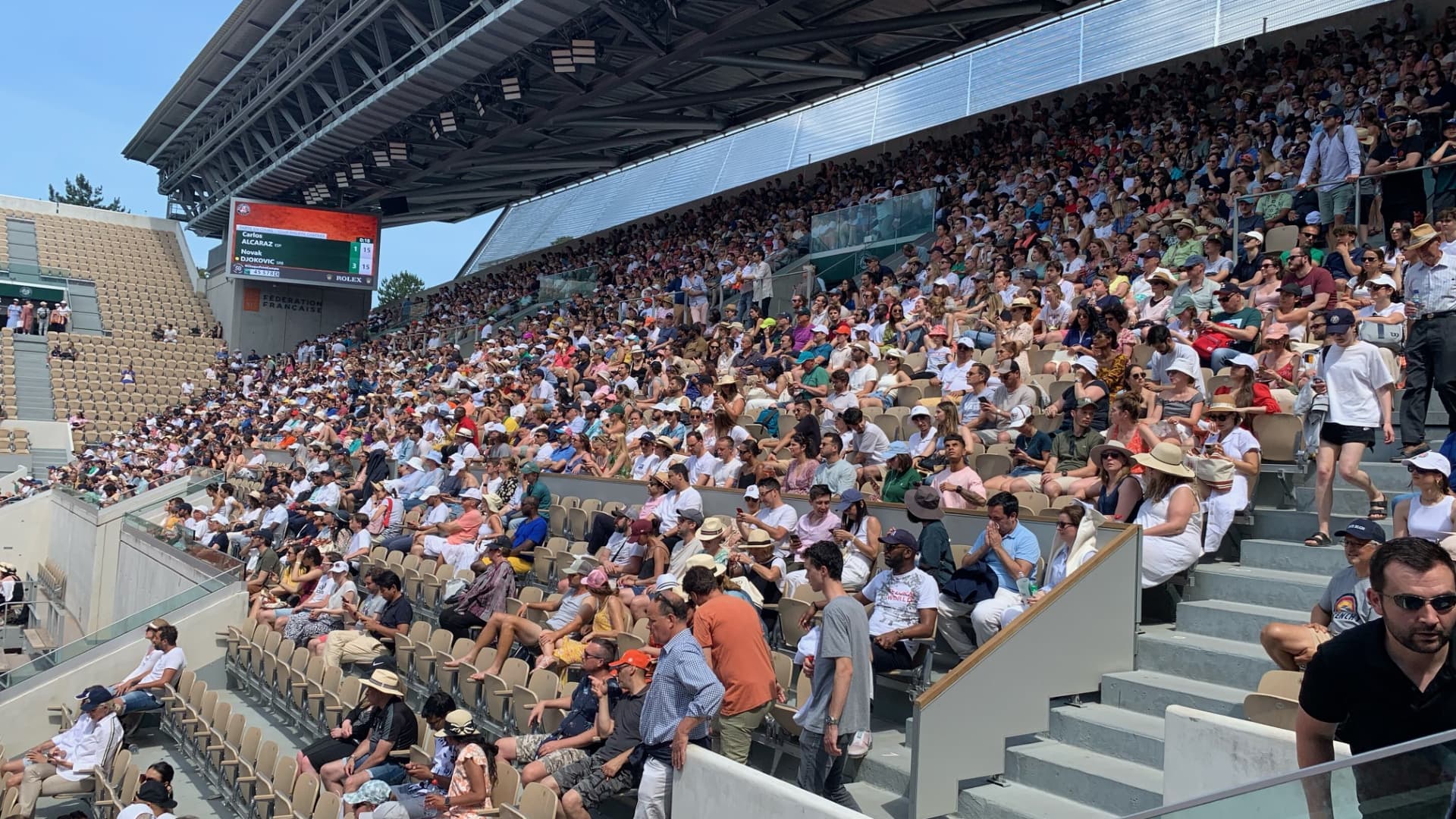 Spectateurs sur le court Suzanne Lenglen.