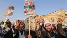 Des Iraniens défilent en hommage à Ghassem Soleimani. 