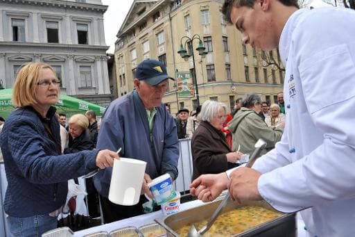 Des chefs bosniens distribuent la soupe géante préparée à Sarajevo le 17 avril 2015
