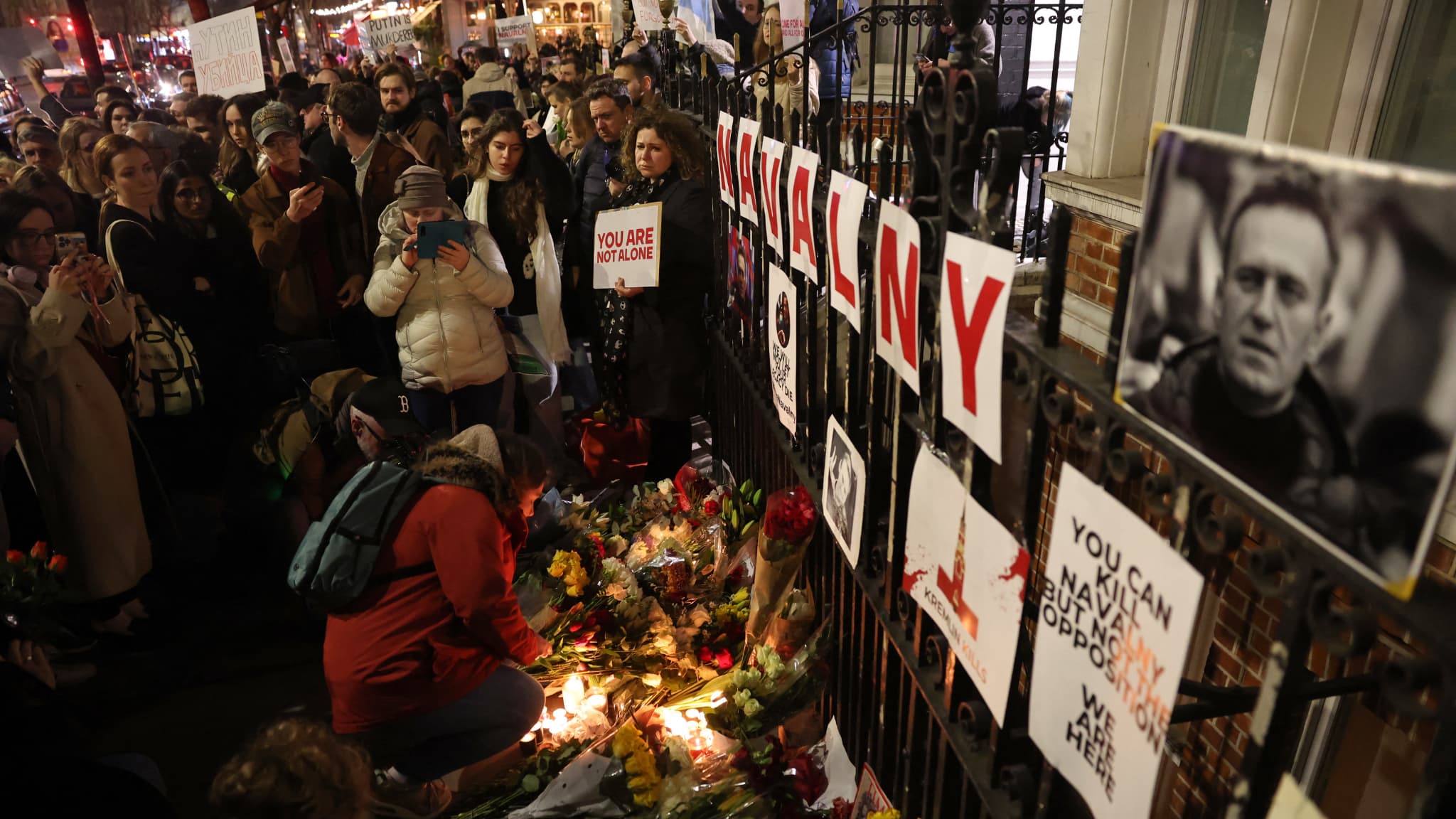Une foule amassée pour rendre à Alexeï Navalny devant l'ambassade russe à Londres, en Grande-Bretagne, le 16 février 2024