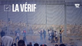 Des migrants repoussés par la police espagnole dans l'enclave de la Ceuta, à la frontière entre l'Espagne et le Maroc, en mai 2021