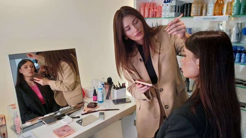La maquilleuse ukrainienne Aliona Antonova (à gauche) maquille un modèle dans un salon en marge de la 75e édition du Festival de Cannes, le 22 mai 2022. 