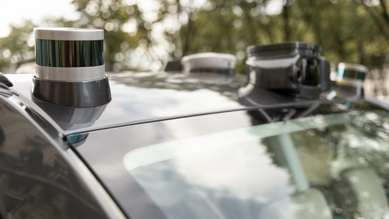 Au total, le véhicule de Navya embarque 10 lidars, ces lasers-scanners indispensables à la voiture autonome. Trois d'entre eux scannent l'environnement à 360 degrés.