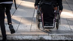 Un homme en fauteuil roulant - Image d'illustration