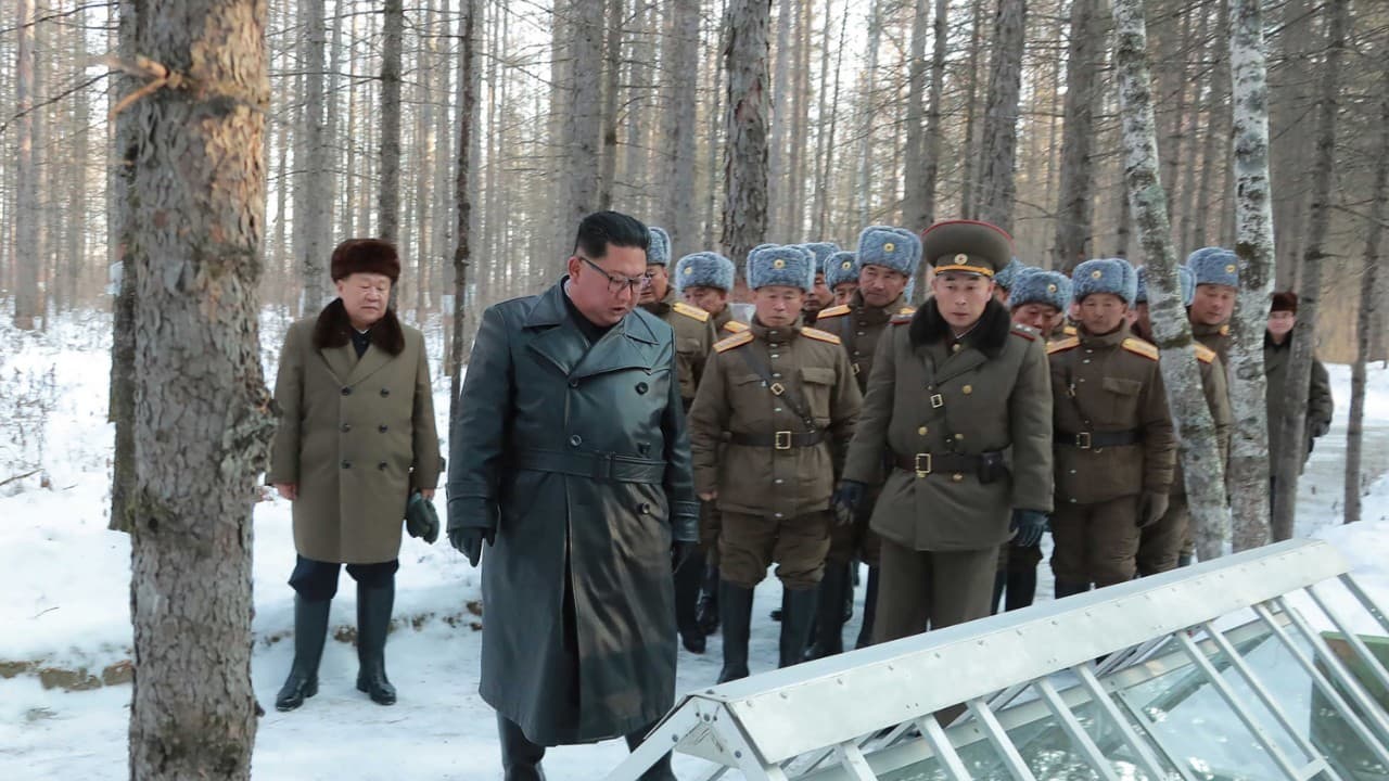 Kim Jong Un visitant des sites de bataille sur le Mont Paektu, en Corée du Nord Kim Jong Un visitant des sites de bataille sur le Mont Paektu, en Corée du Nord