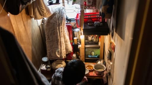 Une "cabine" construite sur le toit d'un immeuble et qui fait office de logement pour certains pauvres à Hong Kong, le 18 avril 2016 Une "cabine" construite sur le toit d'un immeuble et qui fait office de logement pour certains pauvres à Hong Kong, le 18 avril 2016