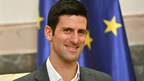 Le numéro un mondial, le tennisman serbe Novak Djokovic pose avant son entretien avec le président Aleksandar Vucic, le 3 février 2022 à Belgrade