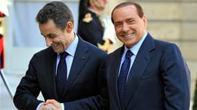 Nicolas Sarkozy accueille Silvio Berlusconi dans la cour de l'Elysée à l'occasion du sommet annuel franco-italien. Le président du Conseil italien a déclaré que la France et l'Italie étaient "parfaitement d'accord" pour apporter tout leur soutien à la Grè