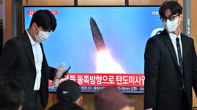 Des habitants de Séoul devant les images d'un missile nord-coréen