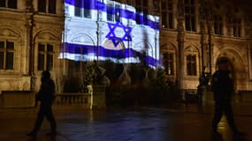 La mairie de Paris a rendu hommage aux victimes de l'attentat de Jérusalem, mardi soir. 