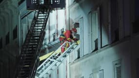 Un pompier lors de l'effondrement d'un appartement à Paris le 18 janvier 2025. 