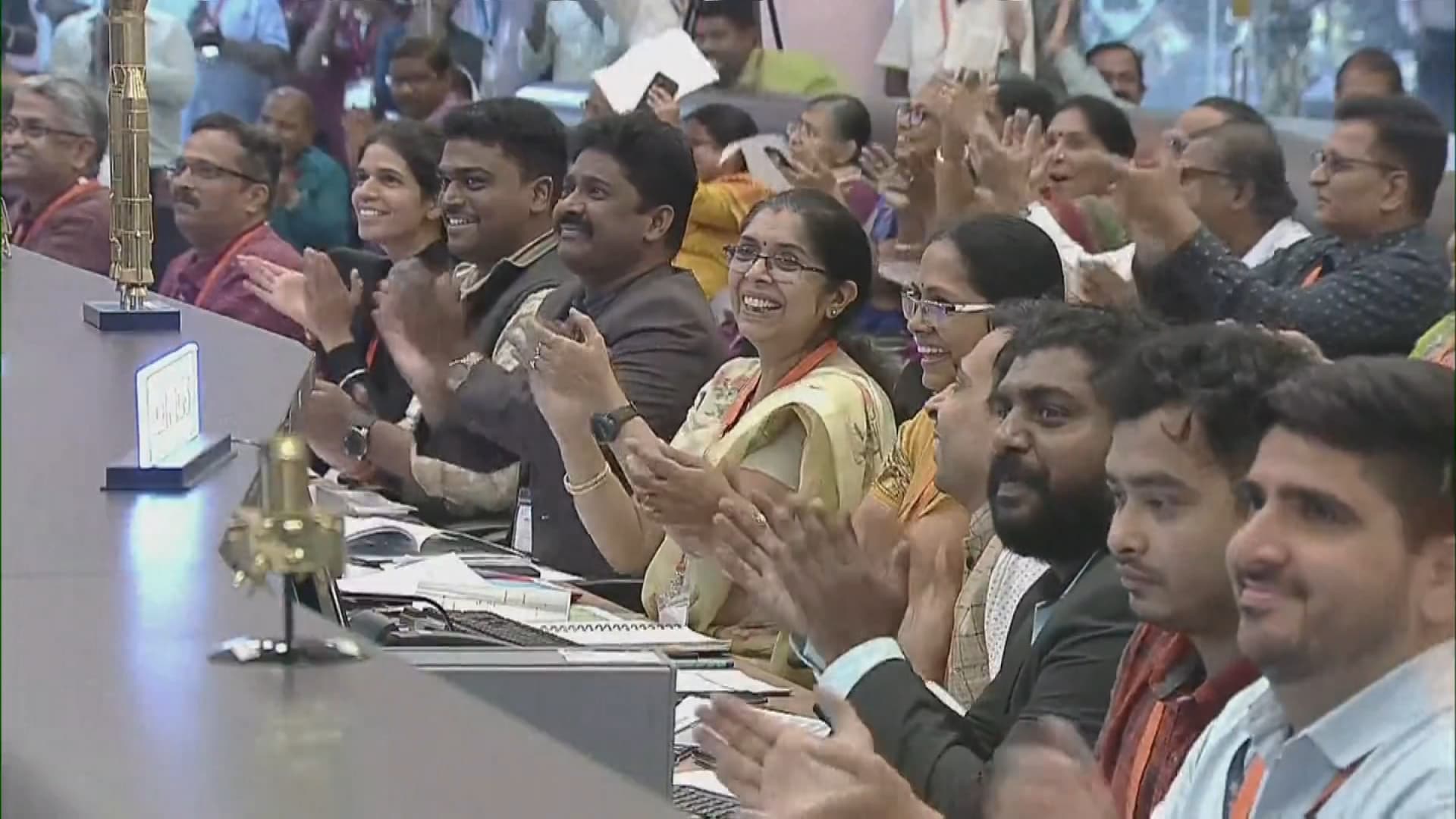 Des membres de l'agence spatiale indienne célèbre l'alunissage de sa fusée Chandrayaan-3, le 23 août 2023.