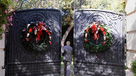 Le portail de la résidence où Michael Jackson s'est éteint il y a un peu plus d'un an, à Los Angeles. Selon le site internet RealEstalker.com, spécialiste du logement pour célébrités, la résidence sise dans le quartier huppé de Holmby Hills est à vendre p