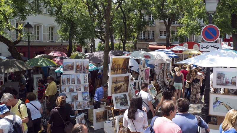 Peintres et touristes sur la place du Tertre à Paris, le 12 juillet 2013.