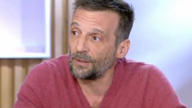 Mathieu Kassovitz sur le plateau de C à Vous, le 8 juin 2020