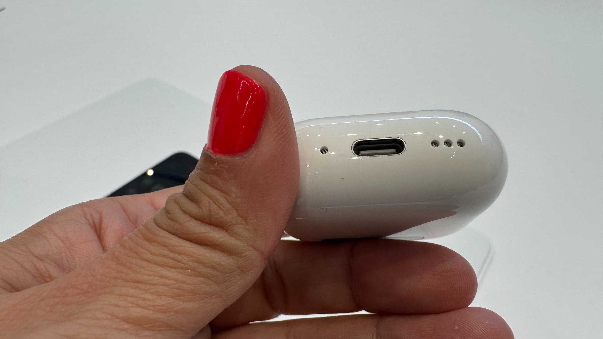 Les AirPods 4 profitent d'un boîtier qui peut être retrouvé grâce à la fonction Localiser