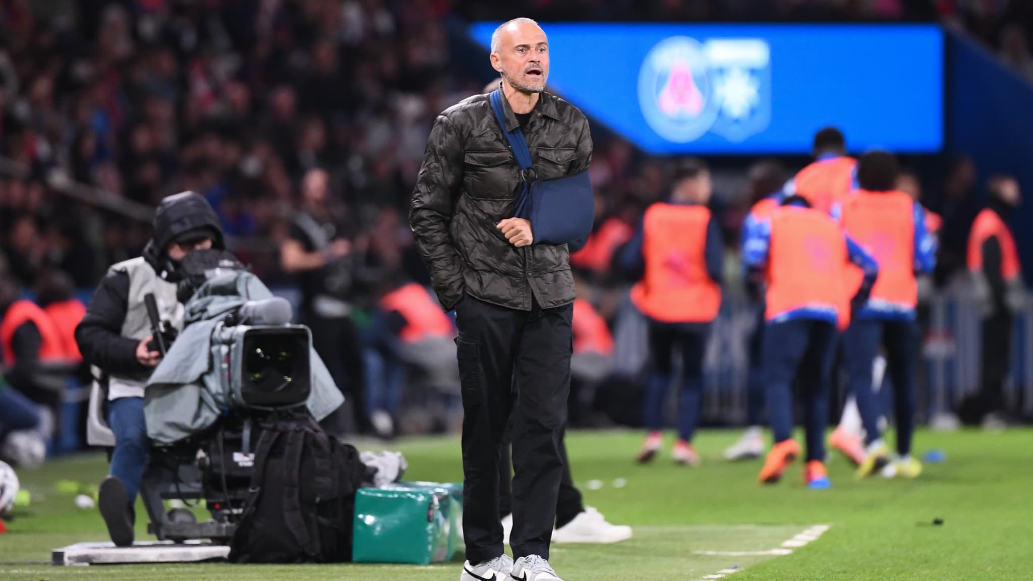 BARÇA-PSG: LES MAILLOTS DES PARISIENS SERONT VENDUS AUX ENCHÈRES POUR LA FONDATION XANA DE LUIS ENRIQUE