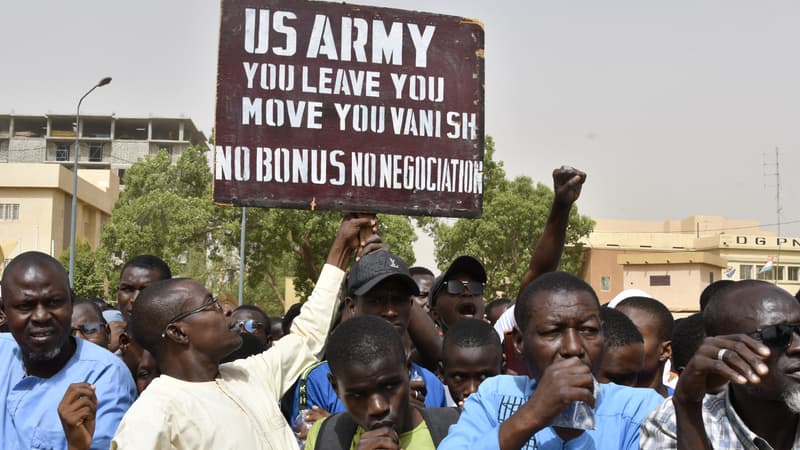 Des manifestants tiennent une pancarte appelant l'armée américaine à quitter le pays, à Niamey, au Niger, le 13 avril 2024