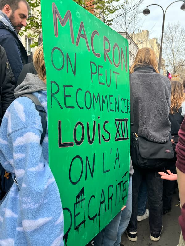 Une pancarte contre Emmanuel Macron lors d'une manifestation contre la réforme des retraites le 23 mars 2023