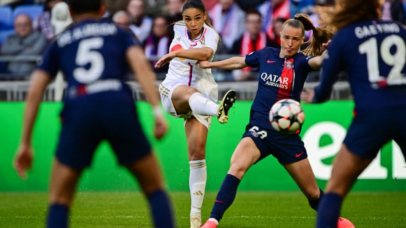 La frappe de Delphine Cascarino lors de la demi-finale de Ligue des champions féminine entre l'OL et le PSG, 20 avril 2024