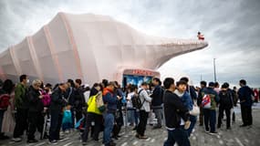 La foule fait la queue devant le pavillon Pasona Natureverse au premier jour de l'Exposition universelle d'Osaka (Japon) qui dure six mois à partir de ce dimanche 13 avril.
