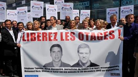 Lors d'une manifestation à Paris. Le ministre de la Défense, Hervé Morin, a dit à Kaboul espérer recevoir prochainement des preuves de vie des deux journalistes français enlevés il y a près de six mois en Afghanistan. /Photo prise le 28 mai 2010/REUTERS/P