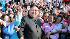 Image de propagande diffusée le 12 septembre 2017 par l'agence centrale de presse nord-coréenne KCNA montrant Kim Jong-Un avec des professeurs, à Pyongyang