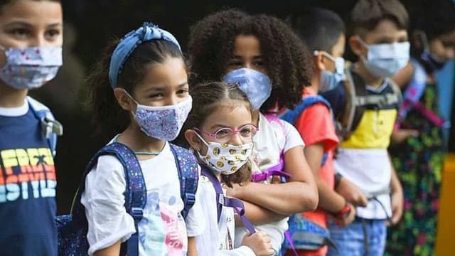 Port du masque dès 6 ans à l'école: faut-il l'imposer aussi dans la rue?