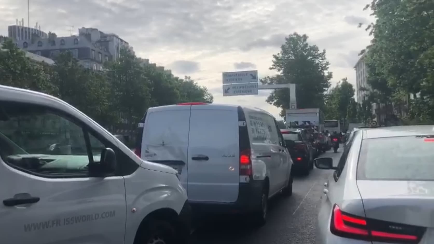 À Neuilly-sur-Seine, l'avenue du Général de Gaulle est saturée entre La Défense et la porte Maillot. À Neuilly-sur-Seine, l'avenue du Général de Gaulle est saturée entre La Défense et la porte Maillot.