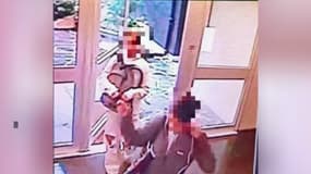 Une image tirée de la vidéosurveillance montre la principale suspecte et Lola dans l'immeuble de l'adolescente, le 14 octobre 2022. 