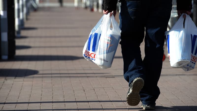 Les foyers se constituent des stocks des indispensables produits du quotidien qui peuvent être conservés en prévision de coups durs.
