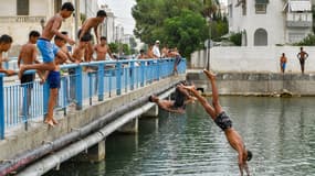 Des jeunes plongent dans la Méditerranée, mercredi 11 août 2021 à La Goulette, en Tunisie, alors que des records de chaleur ont été battus