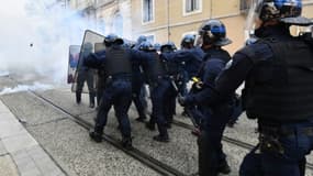 Des policiers anti-émeute lancent des gaz lacrymogènes lors d'une manifestation étudiante, le 14 avril 2018 à Montpellier