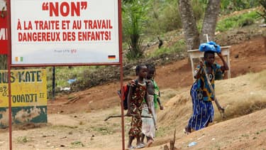 Des enfants ivoiriens sur le chemin du travail vers une plantation de cacao, le 29 janvier 2007.