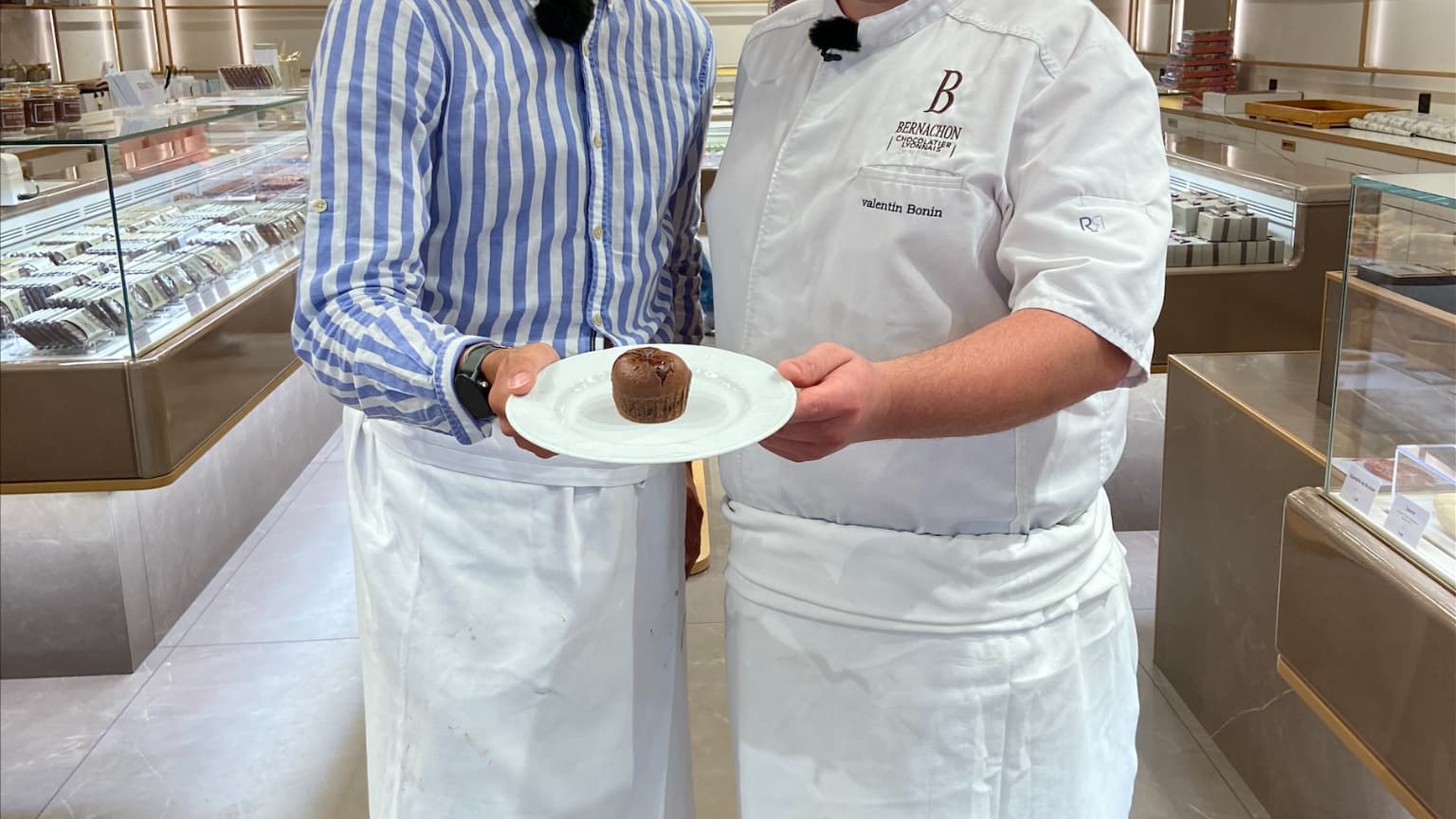 Arthur Blet et Valentin Bonin, sous-chef pâtissier de la maison Bernachon.