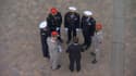 Emmanuel Macron s'entretient avec les chefs d'Etat major des Armées à l'issue de la cérémonie du 8-Mai