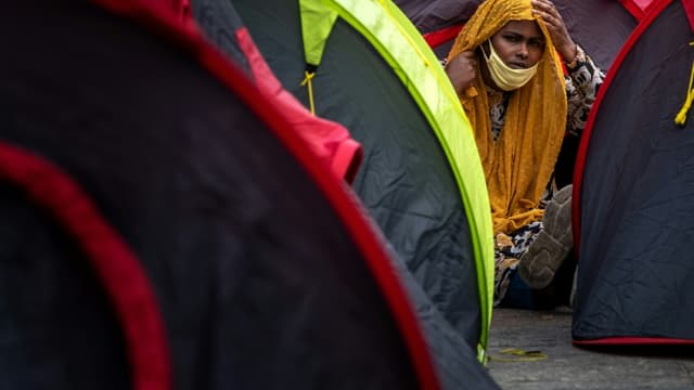 Une des 500 migrants sans-abri installés sur le parvis de l'hôtel de ville à Paris, le 25 juin 2021