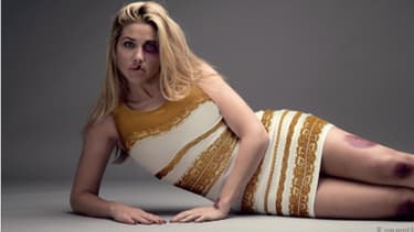 Pour une campagne choc contre les violences conjugales, l'Armée du salut surfe sur le buzz autour de la fameuse robe bleue et noire.