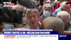 "Ils ne me font pas peur": Jean-Luc Mélenchon réagit juste après avoir été enfariné en pleine manifestation