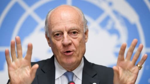 L'émissaire de l'ONU pour la Syrie, Staffan de Mistura lors de la conférence de presse après les négociations de Genève le 19 mai 2017 L'émissaire de l'ONU pour la Syrie, Staffan de Mistura lors de la conférence de presse après les négociations de Genève le 19 mai 2017
